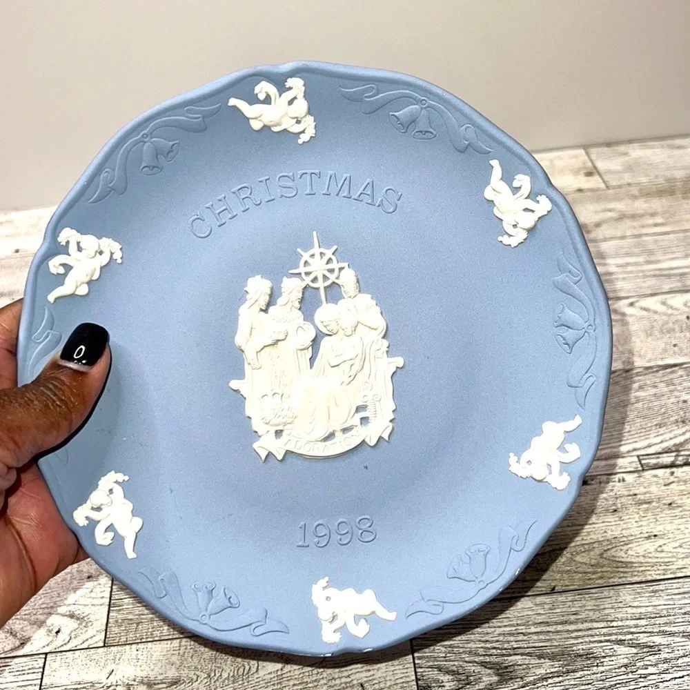 Wedgwood 1998 Japsperware Christmas Plate Adoration